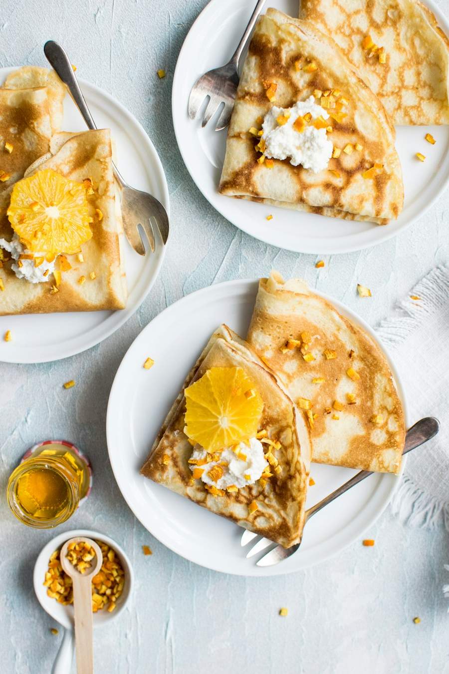 Crepas dulces servidas con fruta fresca