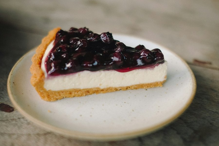 Rebanada de cheesecake con mermelada de zarzamora