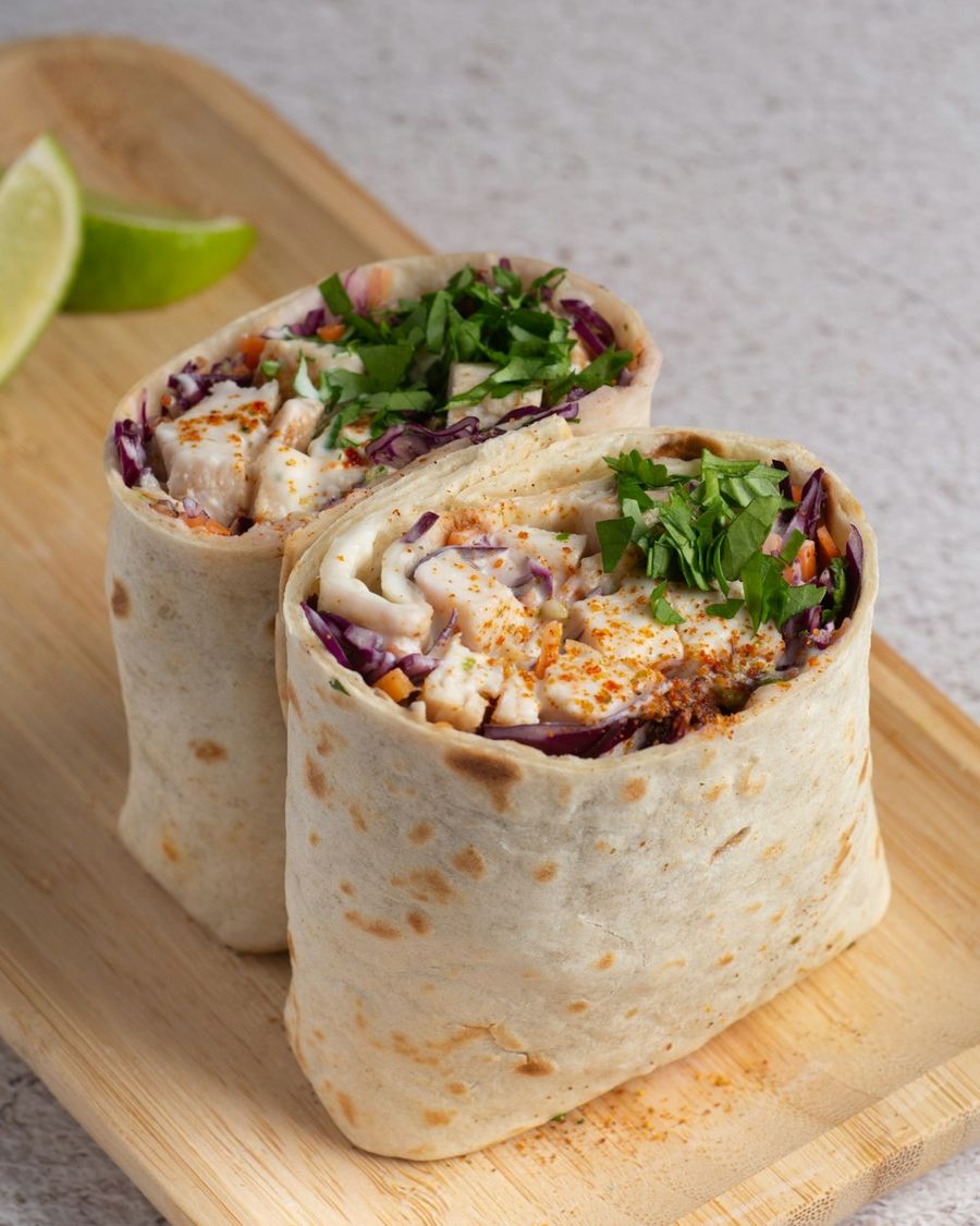 Sándwich relleno con vegetales frescos